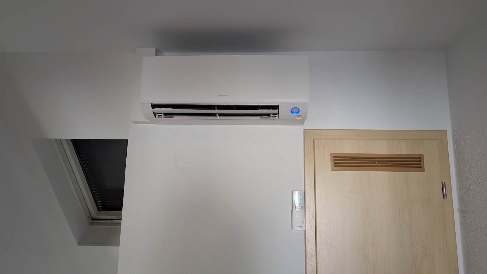 Frisch montiertes Innengerät einer Daikin-Klimaanlage über einer Zimmertür