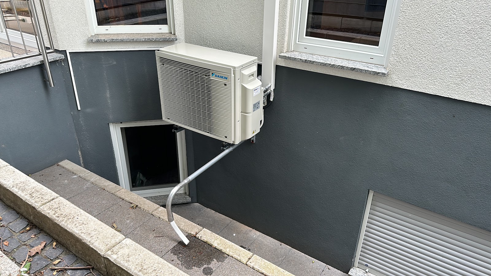 Montiertes Außengerät einer Daikin-Klimaanlage an der Hauswand
