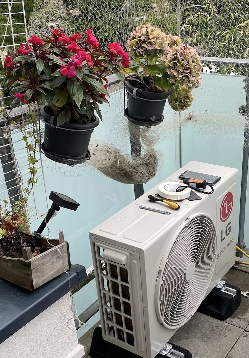 Außengerät einer Klimaanlage auf einem Balkon, Montage in Arbeit