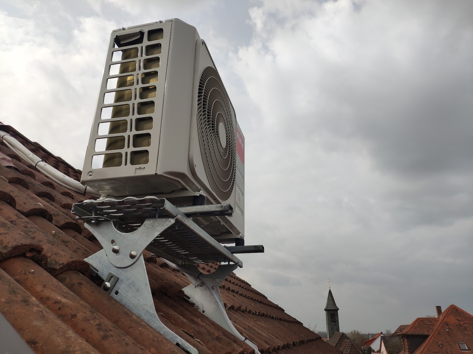 Außengerät einer Klimaanlage, von EHS Hubert Higel auf einem Dach in Mannheim montiert