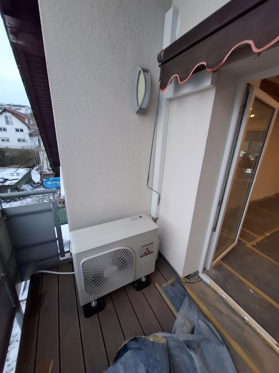 Außengerät einer Klimaanlage auf einem Balkon montiert