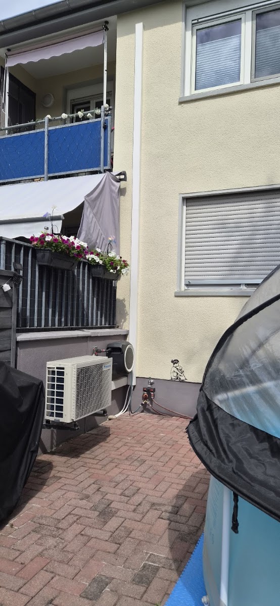 Außengerät einer Klimaanlage auf einer Terrasse montiert